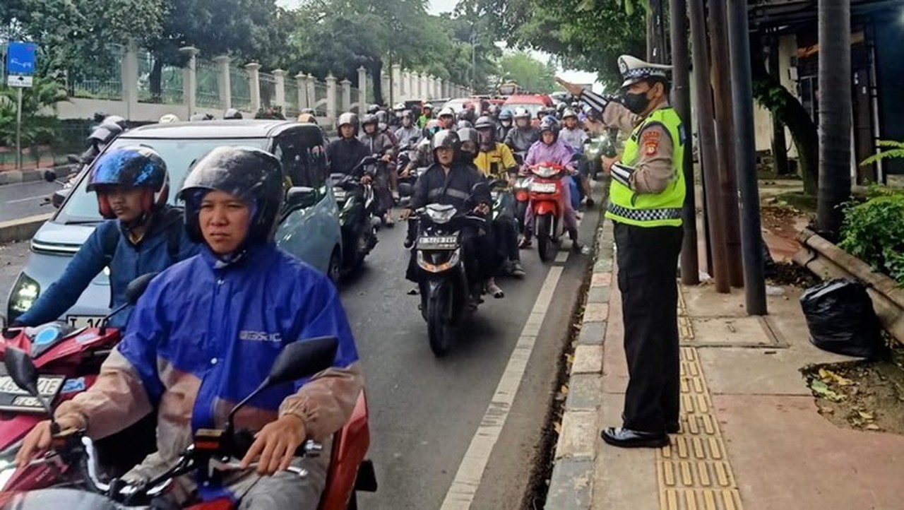 Proyek Galian PDAM Sebabkan Kepadatan Lalu Lintas di Pasar Rebo, Jakarta Timur Proyek Galian PDAM Sebabkan Kepadatan Lalu Lintas di Pasar Rebo, Jakarta Timur