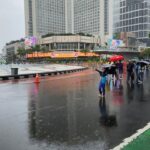 Warga Tetap Berolahraga di CFD Bundaran HI Meski Diguyur Hujan Lebat