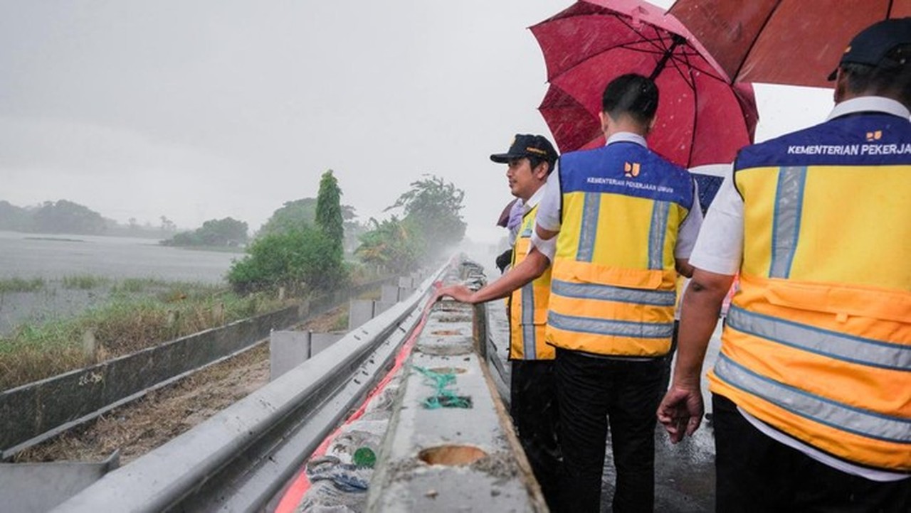 Antisipasi Banjir Tol Merak, BBWS C3 Bangun Tanggul Darurat di Km 50