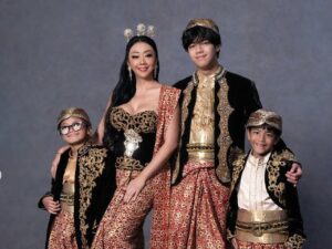 Asri Welas Ungkap Alasan Foto Keluarga Hanya Bersama Tiga Anaknya