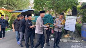 Jenazah Eyang Meri, Istri Jenderal Hoegeng, Tiba di Depok Disambut Isak Tangis Keluarga