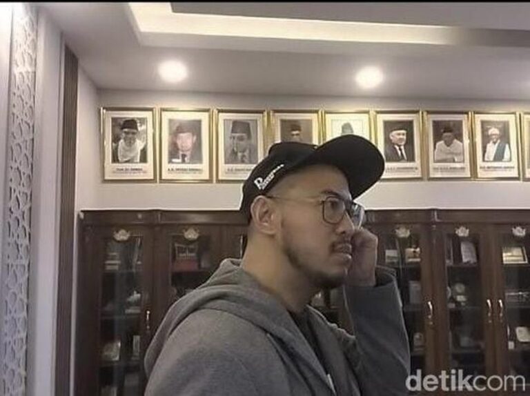 Pandji Pragiwaksono Temui MUI Bahas Polemik Materi Stand-Up Comedy ‘Mens Rea’ Pandji Pragiwaksono Temui MUI Bahas Polemik Materi Stand-Up Comedy ‘Mens Rea’