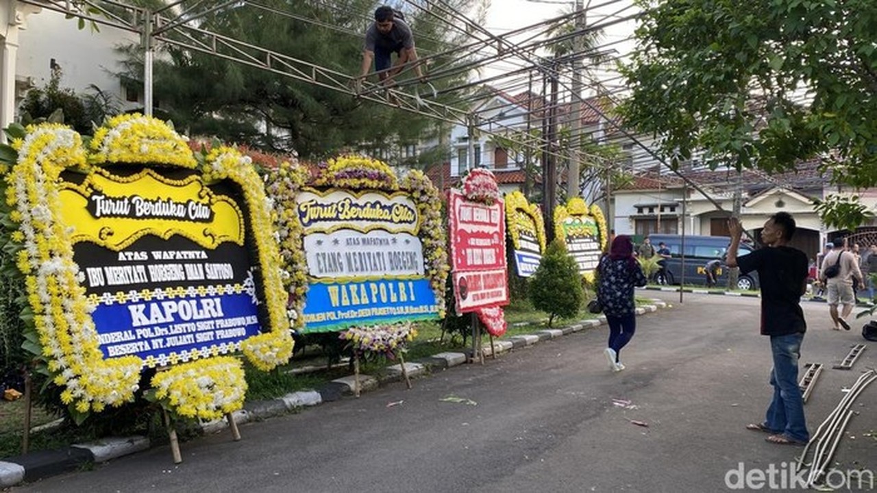 Rumah Duka Eyang Meri Hoegeng Banjir Karangan Bunga dari Tokoh Nasional