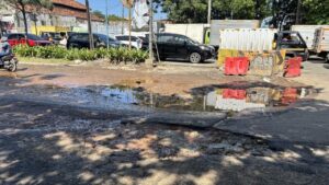 Warga Tambal Jalan Berlubang di Penjaringan Jakarta Utara Akibat Seringnya Pengendara Jatuh