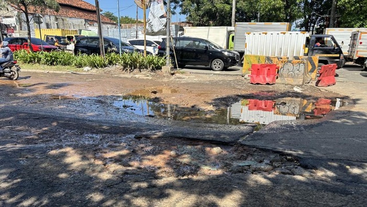 Warga Tambal Jalan Berlubang di Penjaringan Jakarta Utara Akibat Seringnya Pengendara Jatuh