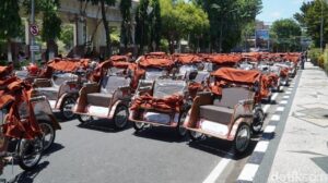 Prabowo Serahkan 200 Becak Listrik untuk Lansia di Lamongan