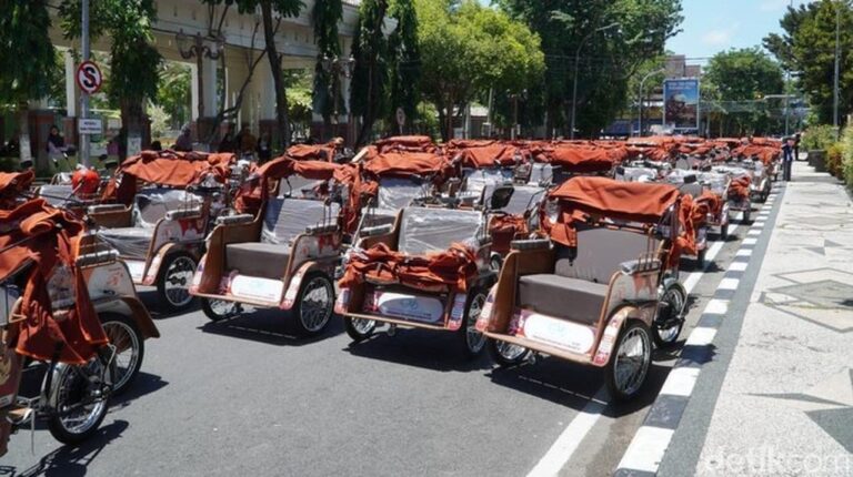 Prabowo Serahkan 200 Becak Listrik untuk Lansia di Lamongan Prabowo Serahkan 200 Becak Listrik untuk Lansia di Lamongan