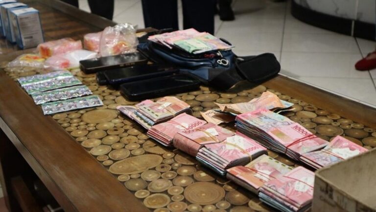 Polda Metro Bekasi Gagalkan Peredaran Obat Keras, Empat Tersangka Dibekuk Polda Metro Bekasi Gagalkan Peredaran Obat Keras, Empat Tersangka Dibekuk