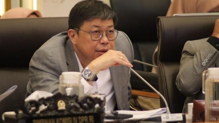 Waka Komisi IV DPR Desak KKP Kembalikan Sebagian Pendapatan VMS untuk Nelayan Kecil Waka Komisi IV DPR Desak KKP Kembalikan Sebagian Pendapatan VMS untuk Nelayan Kecil