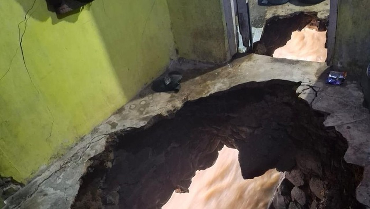 Lantai Rumah Jebol, Ibu di Bandung Hilang Terbawa Arus Sungai Cijagra