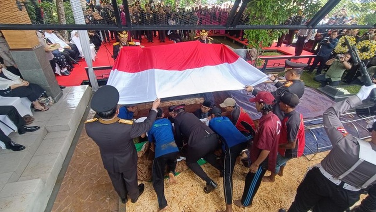 Jenazah Eyang Meri Hoegeng Dimakamkan di Bogor, Diiringi Suasana Haru dan Penghormatan Polri