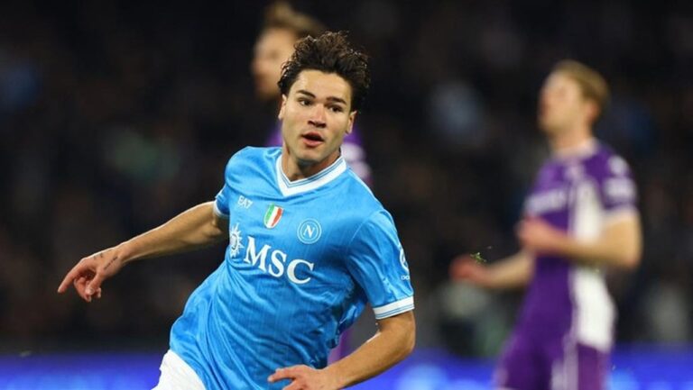 Napoli Bungkam Fiorentina 2-1 di Kandang Sendiri, Kokoh di Posisi Ketiga Klasemen Serie A Napoli Bungkam Fiorentina 2-1 di Kandang Sendiri, Kokoh di Posisi Ketiga Klasemen Serie A