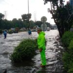 Banjir 50 Cm di Jalan DI Pandjaitan Jakarta Timur, Lalu Lintas Lumpuh Total