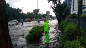 Banjir 50 Cm di Jalan DI Pandjaitan Jakarta Timur, Lalu Lintas Lumpuh Total