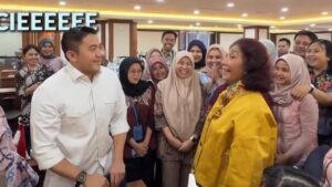 Susi Pudjiastuti Kunjungi Seskab Teddy, Suasana Penuh Canda dan Cokelat