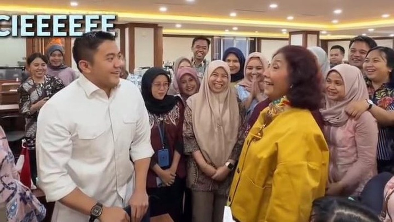 Susi Pudjiastuti Kunjungi Seskab Teddy, Suasana Penuh Canda dan Cokelat