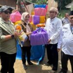 Andre Rosiade Salurkan 155 Paket Sembako untuk Korban Bencana di Tanah Datar