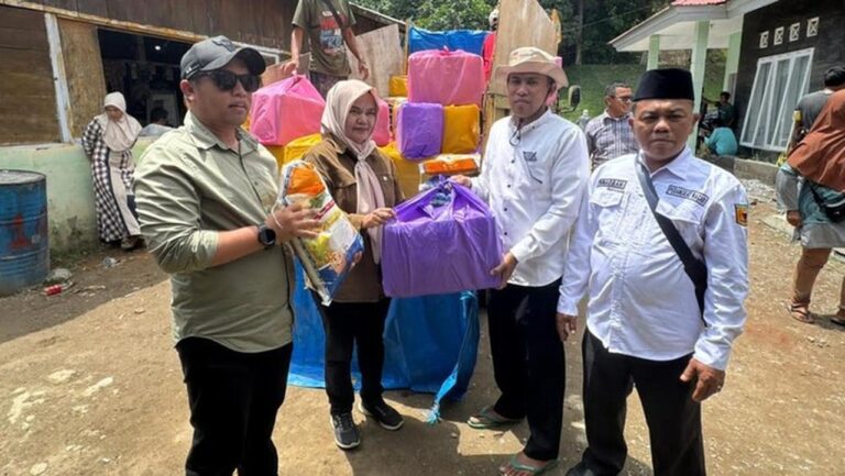 Andre Rosiade Salurkan 155 Paket Sembako untuk Korban Bencana di Tanah Datar