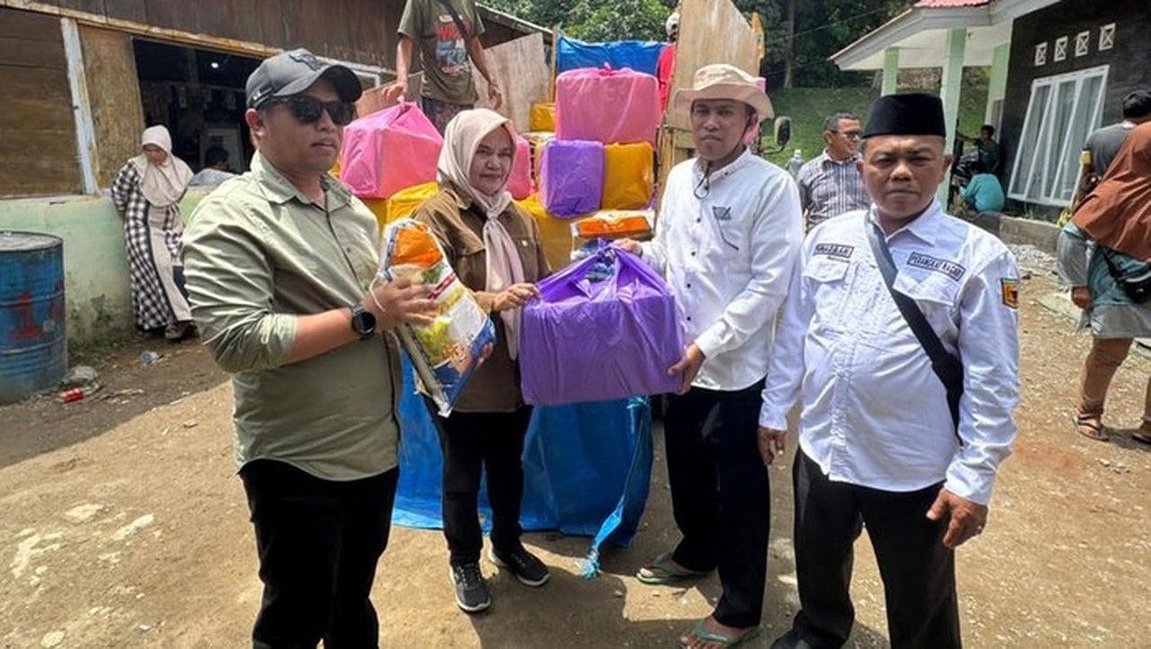 Andre Rosiade Salurkan 155 Paket Sembako untuk Korban Bencana di Tanah Datar