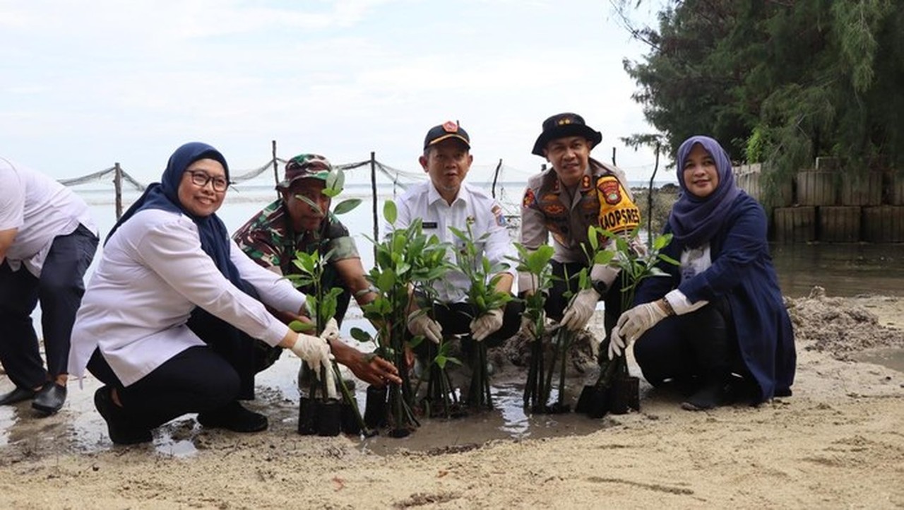 Polres Kepulauan Seribu dan Forkopimda Tanam Mangrove Cegah Abrasi di Pulau Tidung
