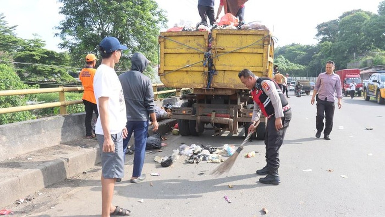 Polresta Tangerang Ikuti Arahan Presiden Prabowo, Gelar Kerja Bakti Bersih-bersih di Titik Rawan Sampah