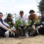 Polda Metro Jaya dan Forkopimda Tanam Mangrove Cegah Abrasi di Pulau Tidung Kecil