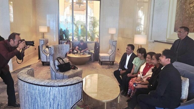 Momen Langka: Prananda Prabowo Jadi Fotografer Dadakan Megawati Bersama Wartawan di Abu Dhabi