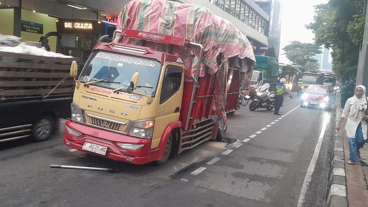 Truk Mogok di Gatot Subroto, Sejumlah Rute TransJakarta Dialihkan