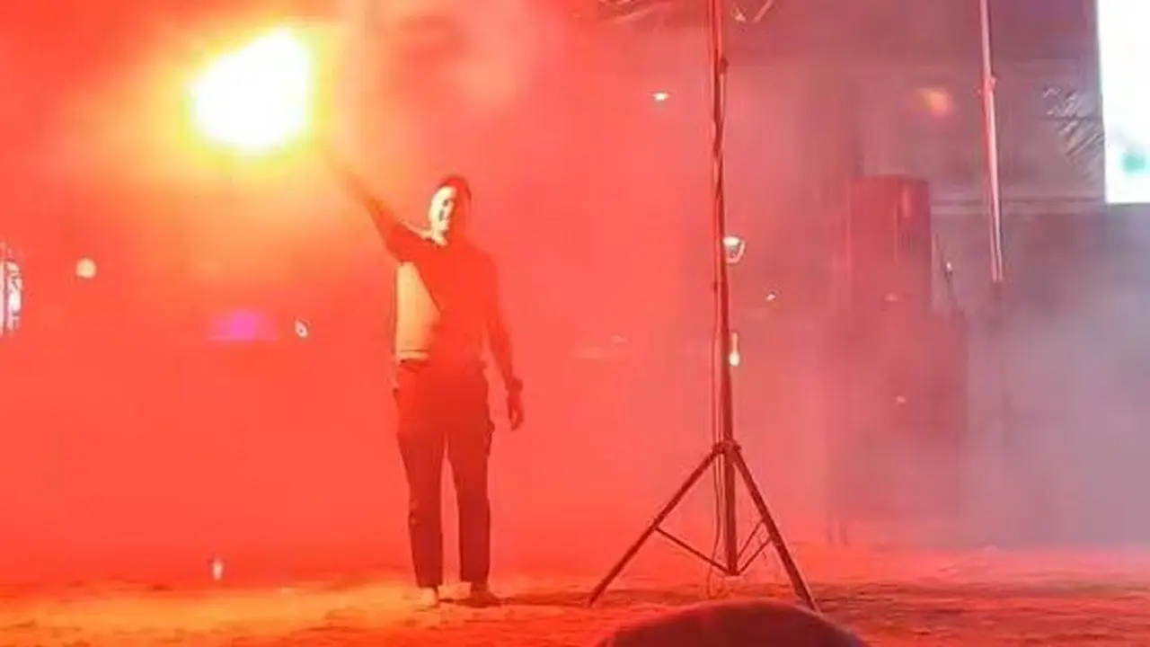 Aksi Ugal-ugalan Ajudan Walkot Parepare Nyalakan Flare Berujung Bentrokan dengan Warga