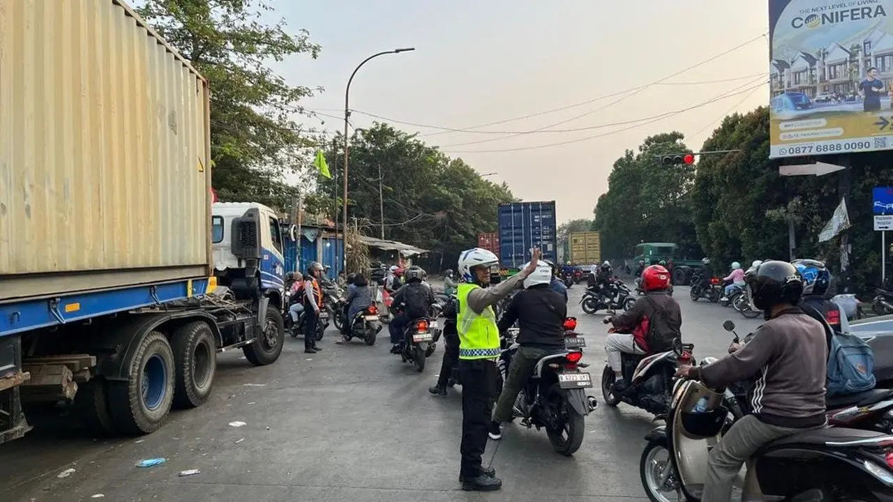 Aktivitas Bongkar Muat Truk Lumpuhkan Jalan Cakung-Cilincing
