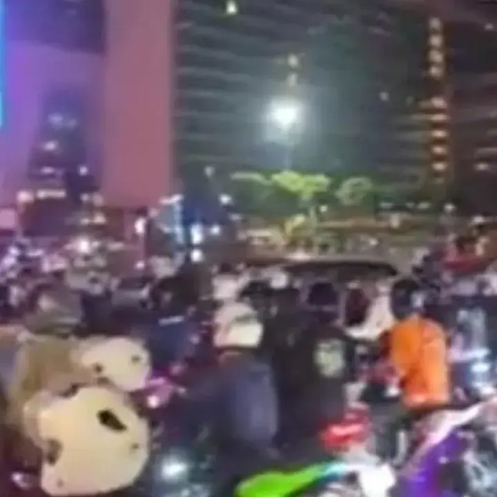 Aktivitas Sekelompok Pengendara Motor di Bundaran HI Sebabkan Kemacetan Malam Hari