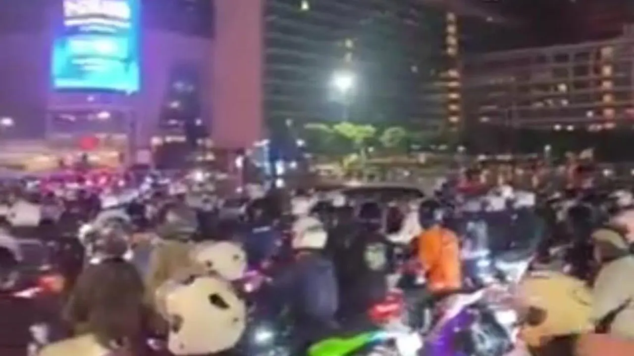 Aktivitas Sekelompok Pengendara Motor di Bundaran HI Sebabkan Kemacetan Malam Hari