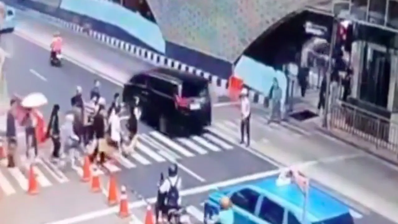 Alphard Terobos Lampu Merah di Bundaran HI, Diduga Gunakan Pelat Palsu
