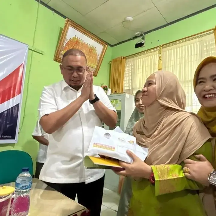 Andre Rosiade Beri Bantuan Rp 60 Juta untuk Tiga Siswa Lolos Al Azhar Mesir