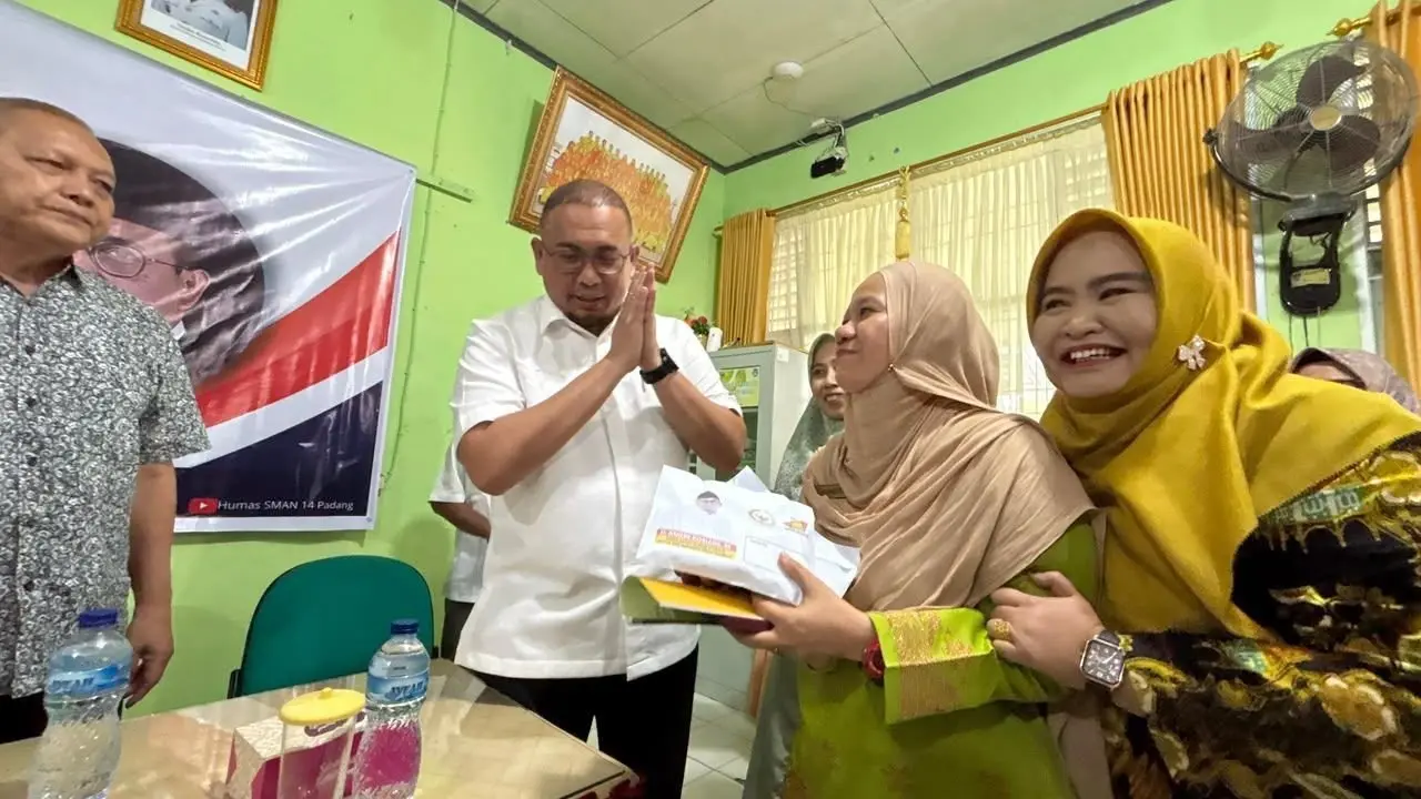 Andre Rosiade Beri Bantuan Rp 60 Juta untuk Tiga Siswa Lolos Al Azhar Mesir