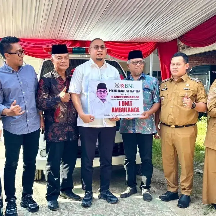Andre Rosiade Serahkan Ambulans untuk Warga Pegambiran dan Paparkan Proyek Infrastruktur Sumbar