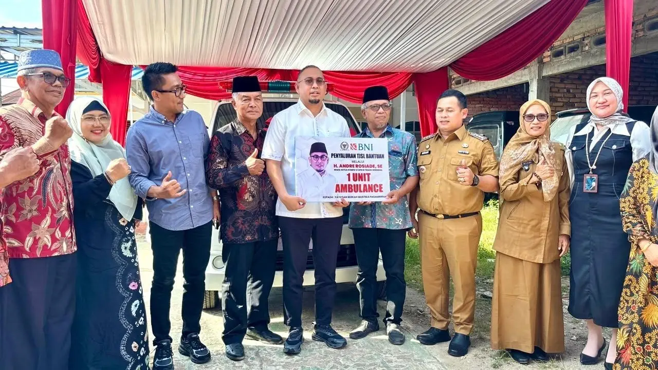 Andre Rosiade Serahkan Ambulans untuk Warga Pegambiran dan Paparkan Proyek Infrastruktur Sumbar
