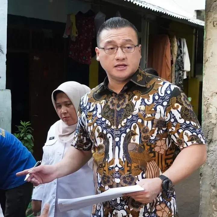 Anggota DPRD DKI Bantu Seragam Sekolah Anak Warga Saat Tinjau Saluran Air