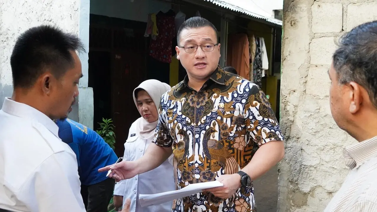Anggota DPRD DKI Bantu Seragam Sekolah Anak Warga Saat Tinjau Saluran Air