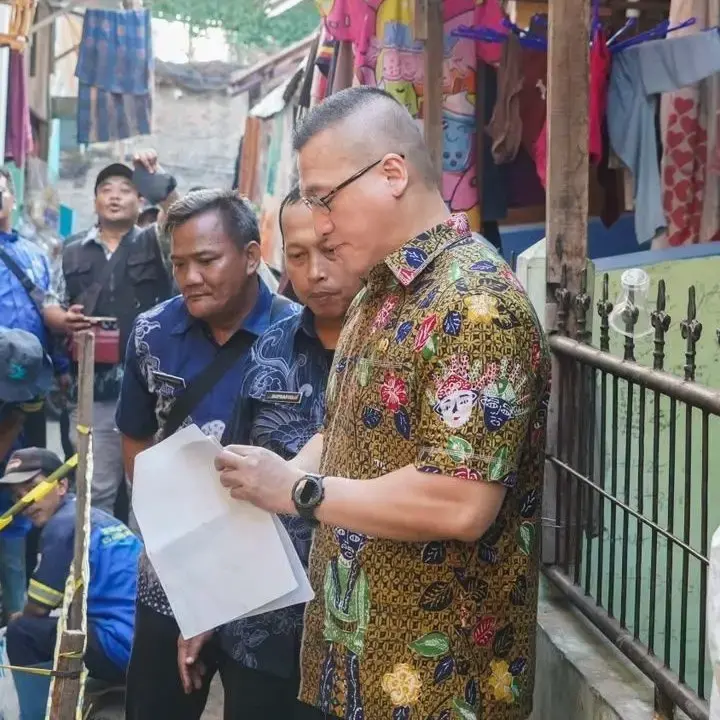 Anggota DPRD DKI Jakarta Tinjau Proyek Saluran Air dan Berikan Bantuan untuk Anak Disabilitas