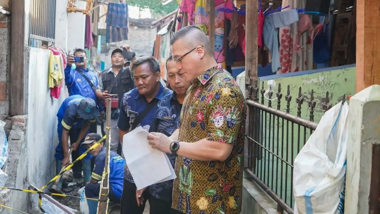 Anggota DPRD DKI Jakarta Tinjau Proyek Saluran Air dan Berikan Bantuan untuk Anak Disabilitas