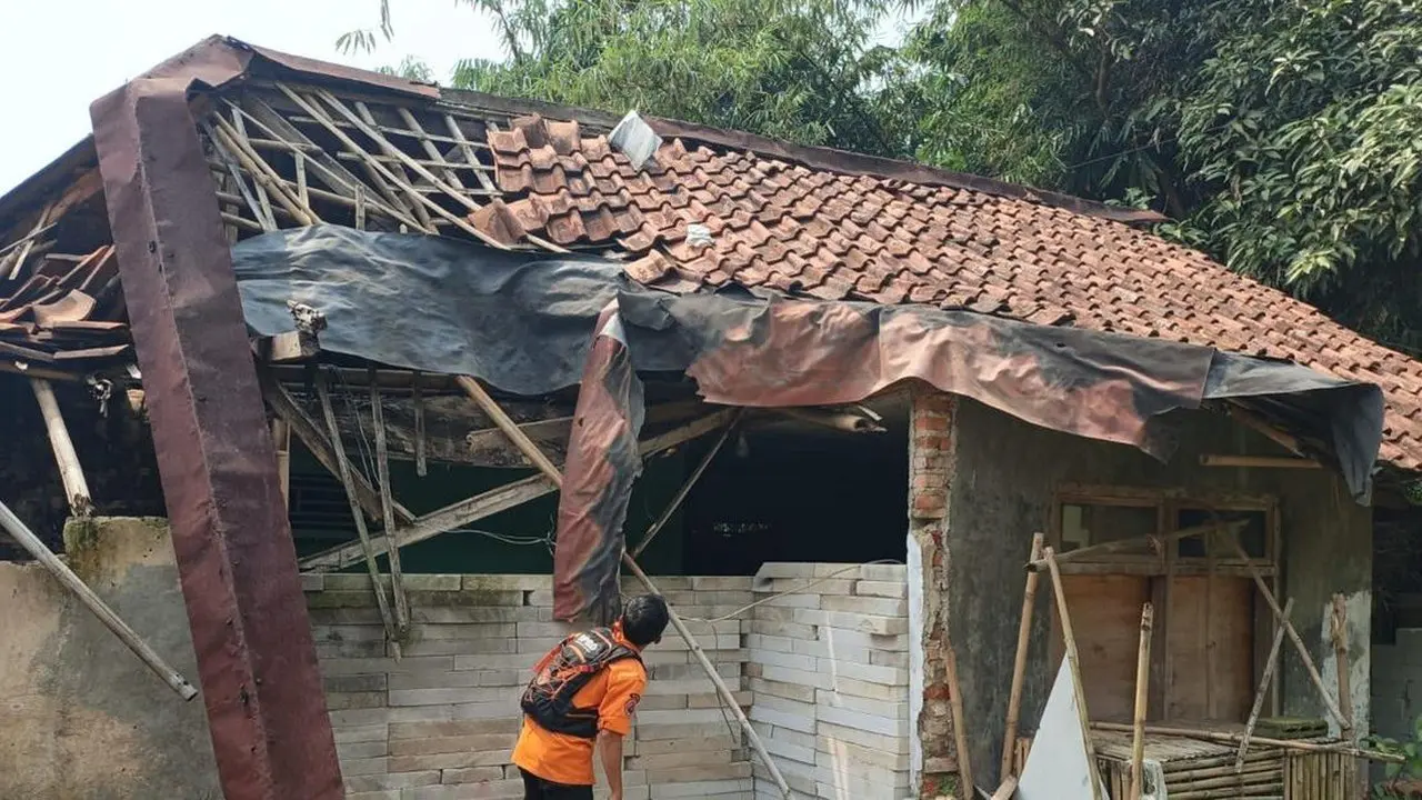 Angin Kencang Terjang Bogor, Sembilan Rumah Rusak dan Warga Terpaksa Mengungsi