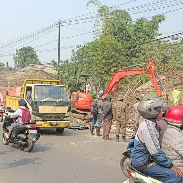 Aparat Bongkar 40 Bangunan di Atas Saluran Irigasi Desa Cogreg, Parung