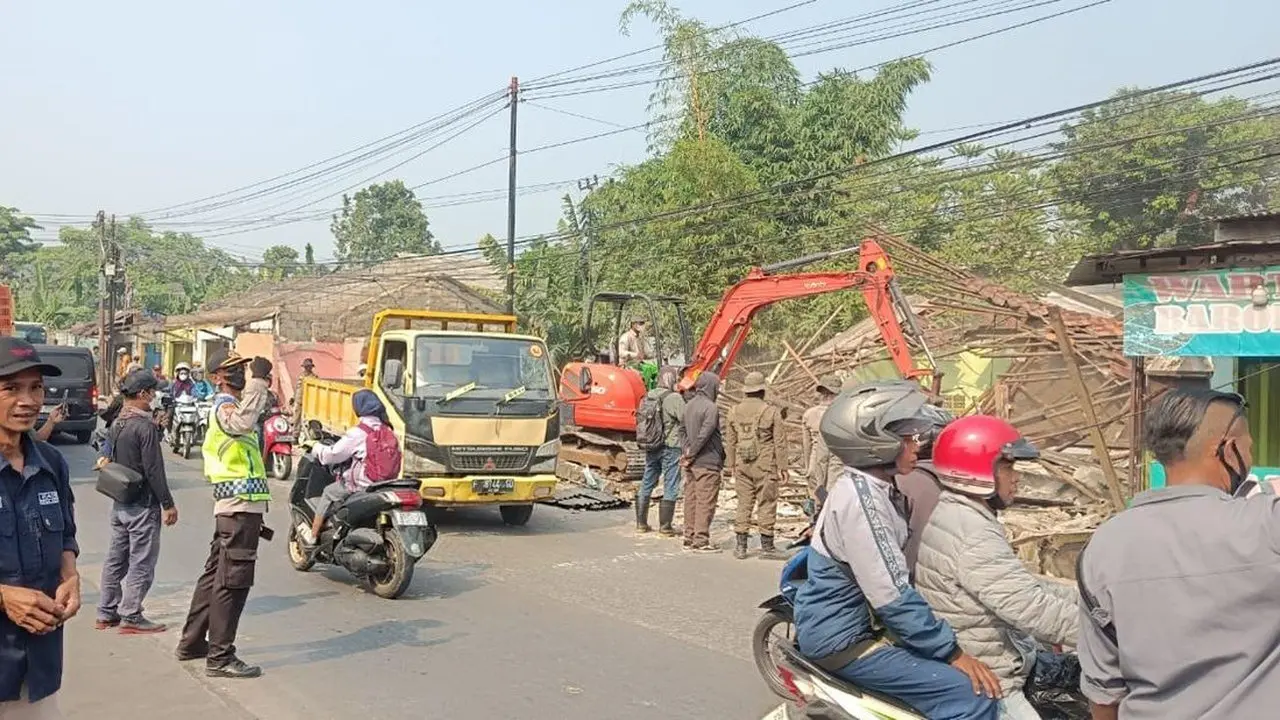 Aparat Bongkar 40 Bangunan di Atas Saluran Irigasi Desa Cogreg, Parung