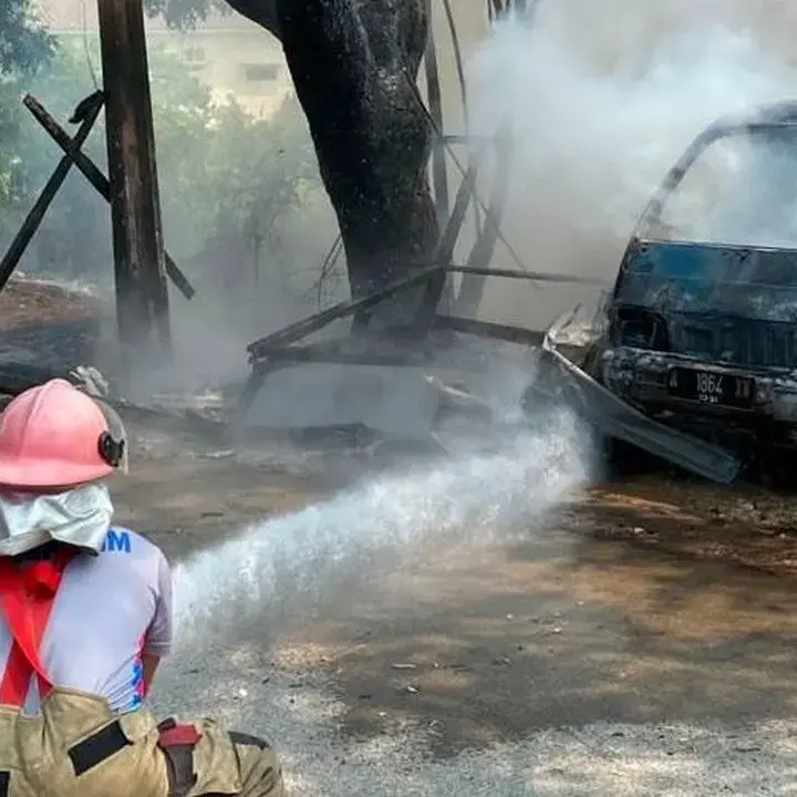 Api Bakar Sampah Lumat Mobil dan Warung di Tangerang