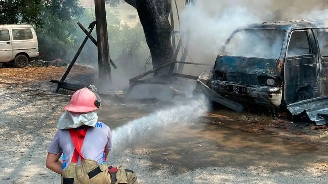 Api Bakar Sampah Lumat Mobil dan Warung di Tangerang