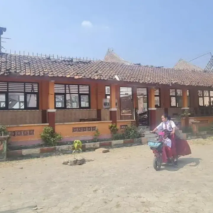 Atap SDN Tanggirejo Ambrol, Siswa Belajar di Musala Akibat Kerusakan