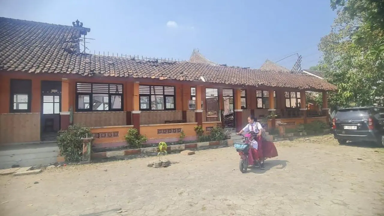 Atap SDN Tanggirejo Ambrol, Siswa Belajar di Musala Akibat Kerusakan