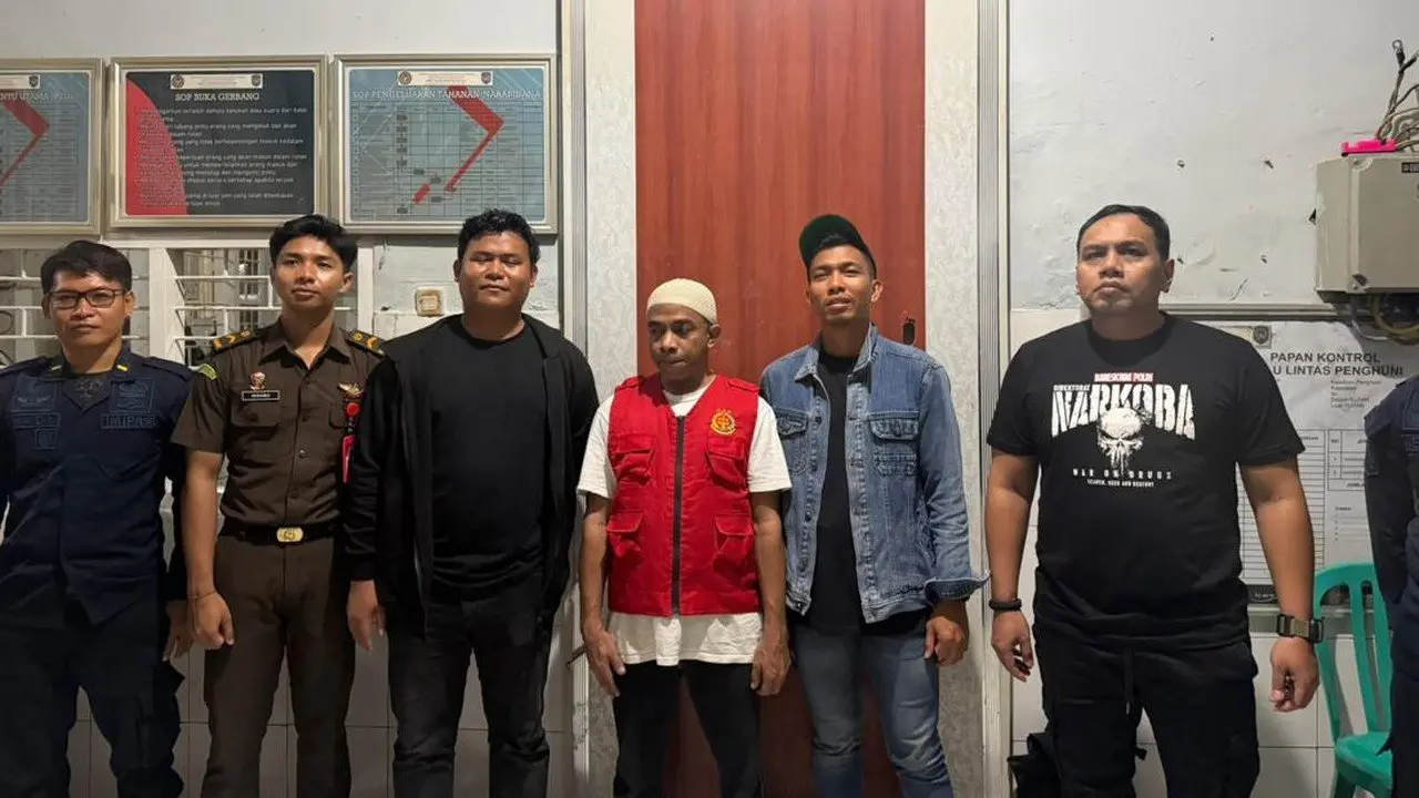 Bareskrim Serahkan Kurir Jaringan Ko Erwin Beserta Berkas ke Kejaksaan Negeri Bima