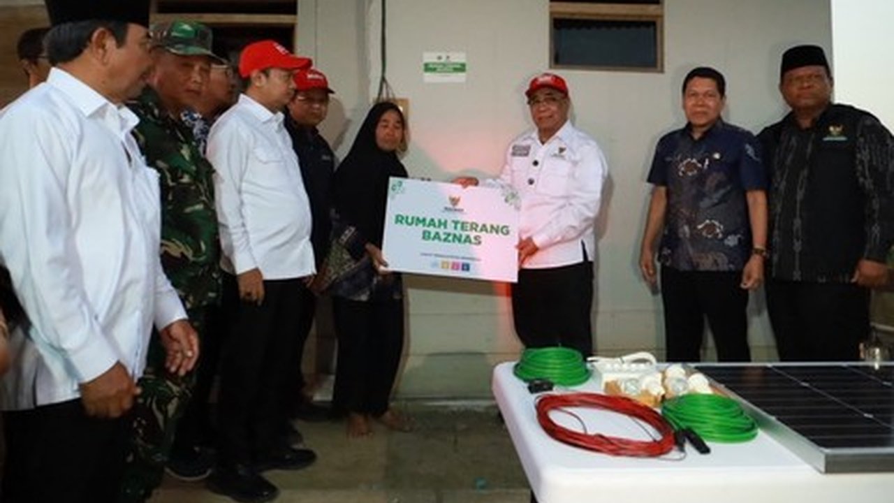 BAZNAS Hadirkan Program Rumah Terang, 25 Tahun Warga Indramayu Nikmati Listrik